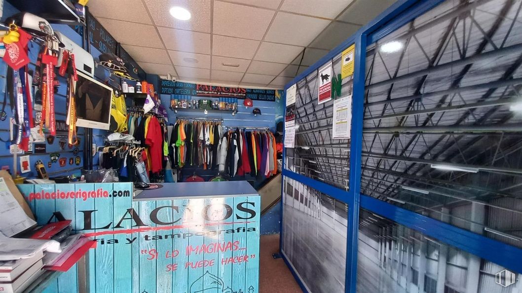 Retail for sale at Zona Sector III, Getafe, Madrid, 28905 with retail, shelving, shelf, advertising and display case around