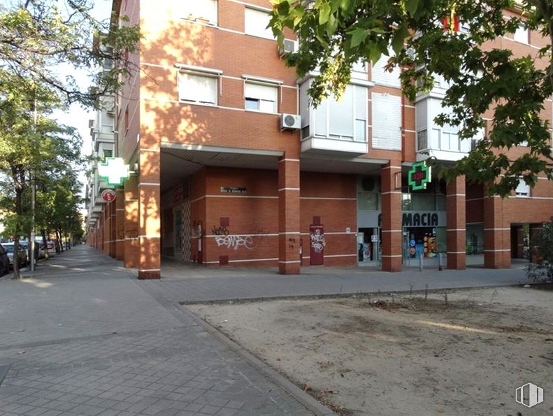 Local en venta en Calle de Mogambo, 2, Puente de Vallecas, Madrid, 28018 con edificio, rueda, neumático, árbol, superficie de carretera, asfalto, ventana, diseño urbano, planta y área residencial alrededor