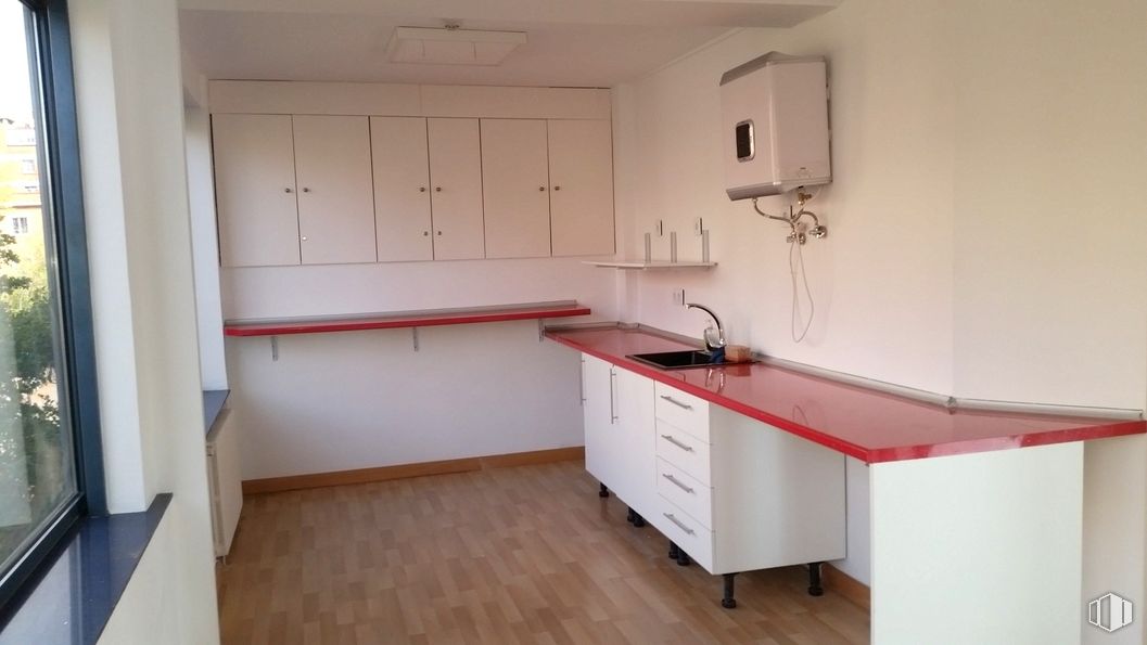 Oficina en alquiler en Zona Tetuán, Tetuán, Madrid, 28020 con ebanistería, propiedad, mueble, encimera, madera, encendiendo, diseño de interiores, accesorio, tinte para madera y edificio alrededor