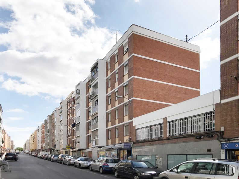 Local en venta en Calle San Maximiliano, Ciudad Lineal, Madrid, 28017 con coche, edificio, rueda, nube, vehículo terrestre, luz de estacionamiento, neumático, cielo, vehículo y luz de la calle alrededor