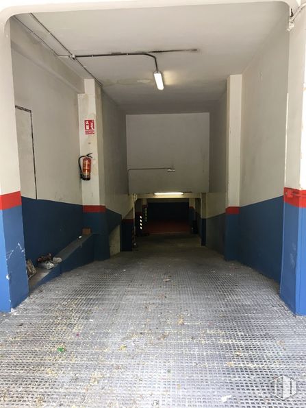 Local en alquiler en Calle Ferrocarril, 24, Arganzuela, Madrid, 28045 con alumbrado, accesorio, edificio, piso, pavimentos, puerta, material compuesto, gas, hormigón y superficie de la carretera alrededor