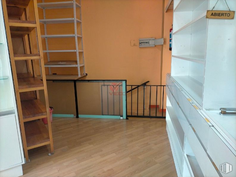 Retail for rent at Avenida Reyes Católicos, Cuenca, 16003 with furniture, cabinetry, fixture, wood, floor, shelving, flooring, wall, wood stain and material property around