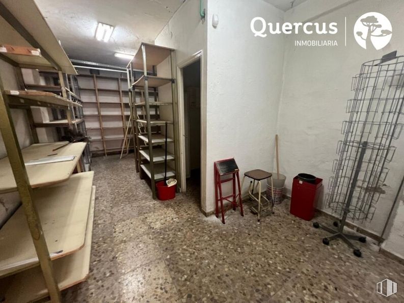 Retail for sale at Zona San Lorenzo, Segovia, 40003 with stool, building, furniture, shelf, bookcase, shelving, floor, flooring, chair and publication around