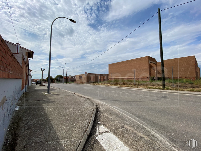 Land for sale at Zona Centro, Novés, Toledo, 45519 with street light, building, cloud, sky, road surface, asphalt, land lot, tree, thoroughfare and sidewalk around