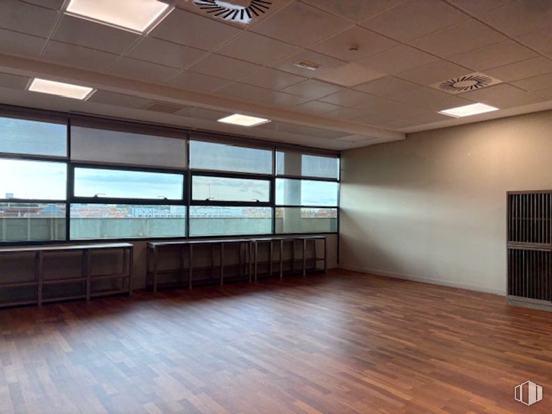 Office for rent at Parque Empresarial Las Rozas, Las Rozas de Madrid, Madrid, 28232 with flooring, floor, ceiling, interior design, lighting, glass, wood flooring, hall, composite material and tile flooring around