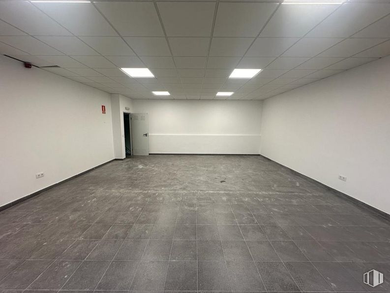 Nave en alquiler en Calle Resina, Villaverde, Madrid, 28021 con puerta, hall, edificio, madera, suelo, suelos, techo, simetría, accesorio y en paralelo alrededor