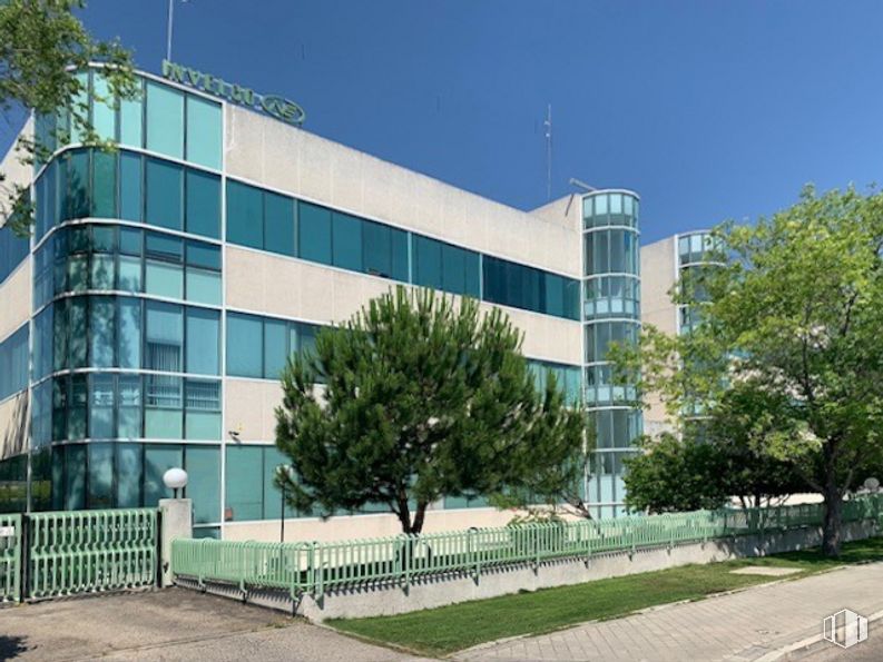 Oficina en alquiler en Edificio Oficant, Ronda Poniente, 15, Tres Cantos, Madrid, 28760 con edificio, cielo, planta, árbol, diseño urbano, ciudad, inmobiliario, fachada, edificio comercial y uso mixto alrededor