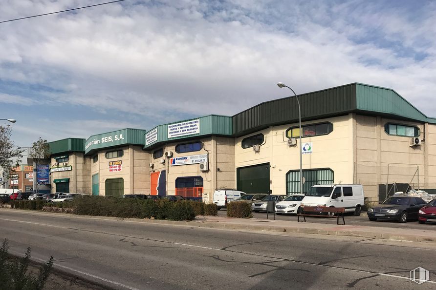 Retail for rent at Calle San Juan, 2, Fuenlabrada, Madrid, 28946 with car, building, cloud, sky, automotive parking light, wheel, tire, plant, vehicle and asphalt around