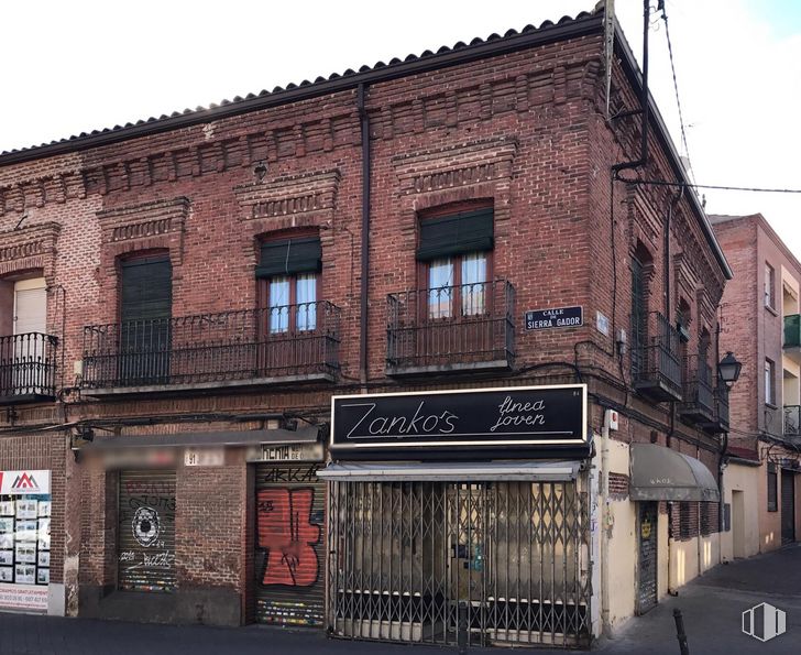 Local en alquiler en Calle Sierra Gador, 64, Villa de Vallecas, Madrid, 28031 con ventana, edificio, cielo, ladrillo, zona residencial, albañilería, madera, fachada, ciudad y edificio comercial alrededor