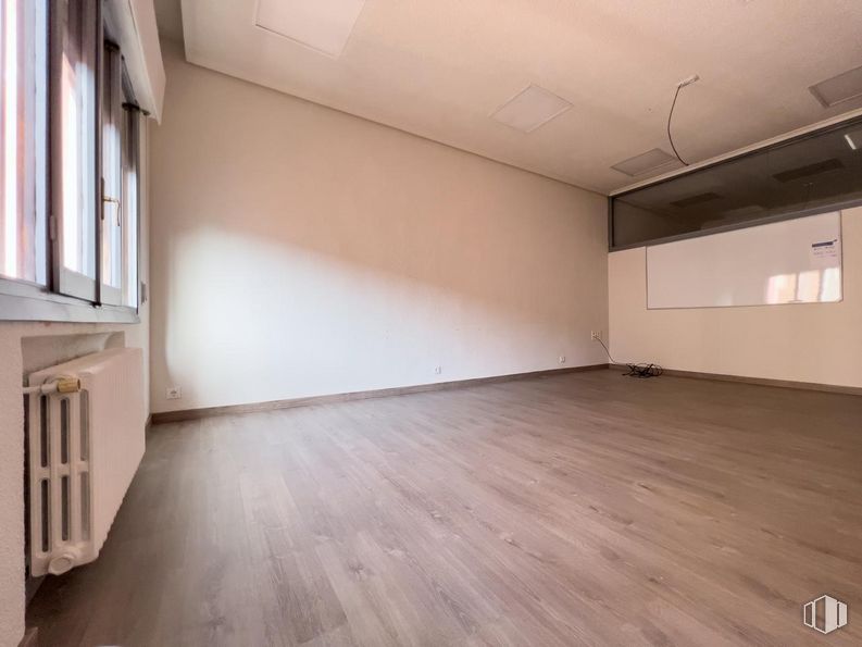 Oficina en alquiler y venta en Plaza Claudio Sánchez Albornoz, Ávila, 05001 con ebanistería, ventana, madera, accesorio, pasillo, suelo, piso, tinte para madera, edificio y suelos laminados alrededor