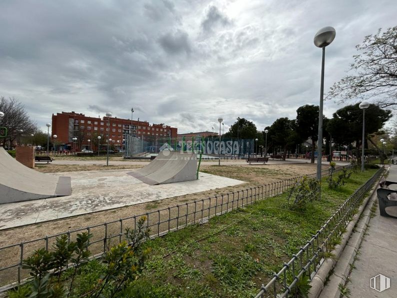 Local en alquiler en Zona Leganés Norte, Leganés, Madrid, 28919 con nube, cielo, planta, edificio, árbol, luz de la calle, diseño urbano, valla, superficie de la carretera y ciudad alrededor