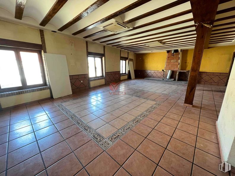 Retail for sale at Avenida Huerta Abajo, San Lorenzo de la Parrilla, Cuenca, 16770 with window, lighting, wood, hall, flooring, floor, hardwood, composite material, fixture and ceiling around