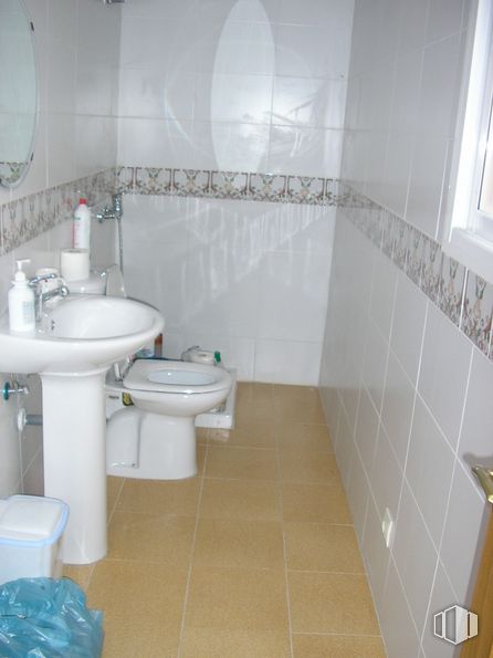 Retail for rent at Zona centro, Valdilecha, Madrid, 28511 with sink, plumbing fixture, toilet seat, bathroom, building, bathroom sink, purple, toilet, interior design and fixture around