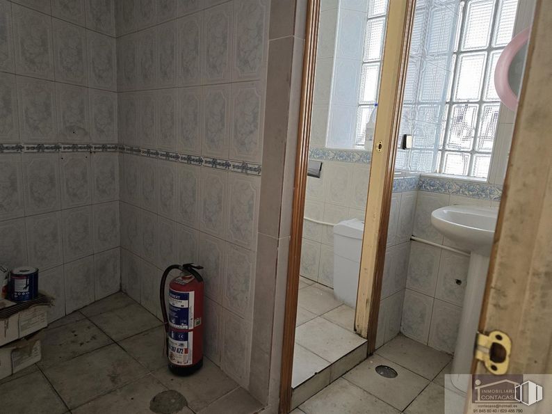 Local en alquiler en Calle San Sebastián, Colmenar Viejo, Madrid, 28770 con fregadero, ventana, accesorios de fontanería, estaño, cuarto de baño, grifo, suelo, suelos, mueble de baño y lavabo alrededor