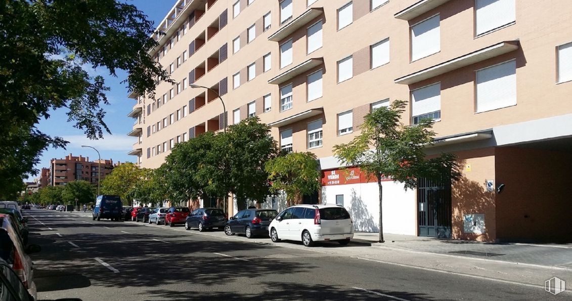 Local en alquiler y venta en Paseo Ginebra, 35, San Blas - Canillejas, Madrid, 28022 con edificio, coche, ventana, vehículo terrestre, vehículo, cielo, infraestructura, árbol, luz de estacionamiento automotriz y planta alrededor