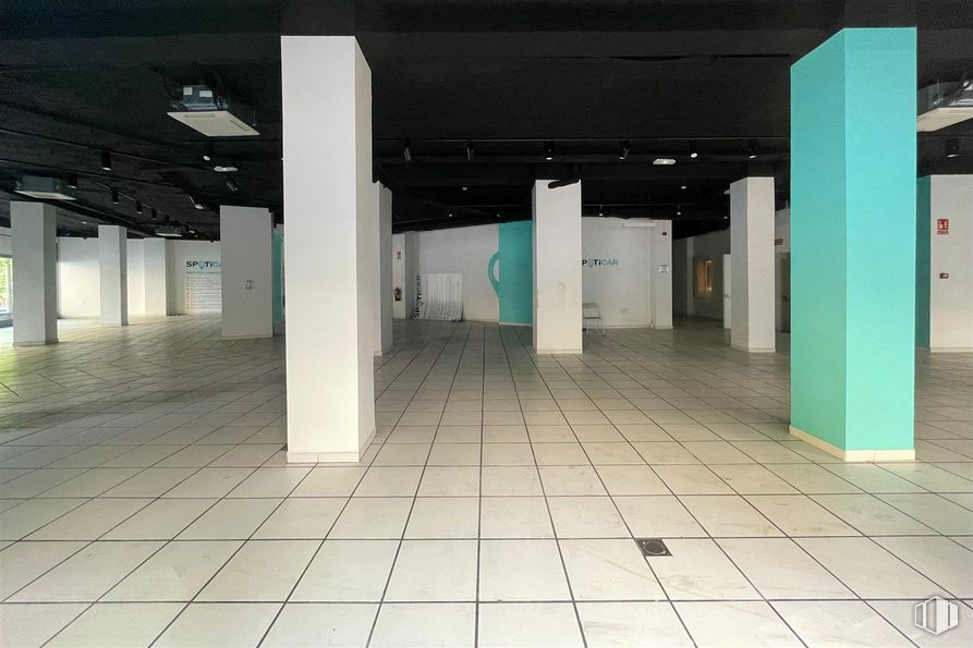 Retail for sale & for rent at Paseo Santa María de la Cabeza, Arganzuela, Madrid, 28026 with flooring, floor, transparency, tile, graphics and graphic design around