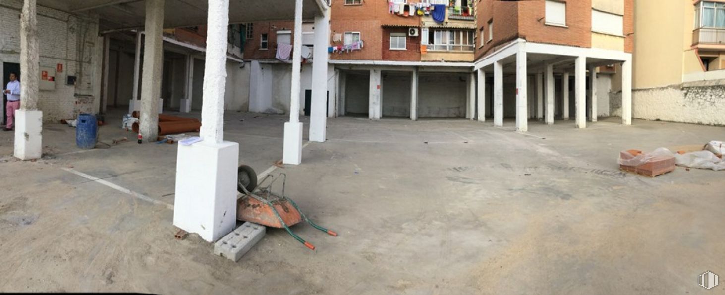 Retail for sale at Zona Bulevar, Alcobendas, Madrid, 28100 with building, wood, floor, flooring, window, gas, composite material, concrete, room and landscape around