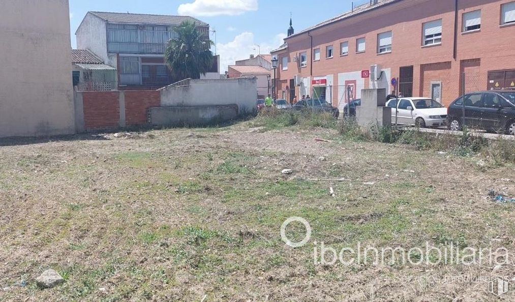 Suelo en venta en Zona centro Ugena, Ugena, Toledo, 45217 con coche, edificio, planta, cielo, ventana, nube, árbol, lote de terreno, neumático y vehículo alrededor