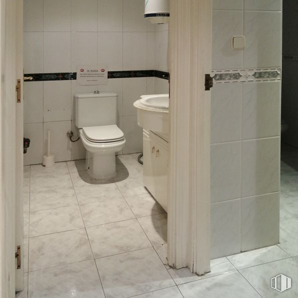 Office for rent at Zona Pradillo, Móstoles, Madrid, 28931 with toilet, toilet seat, plumbing fixture, bathroom sink, property, bathroom, building, purple, toilet roll holder and floor around