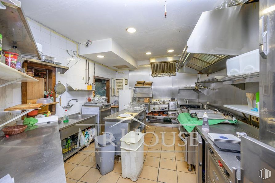 Retail for sale at Calle Dos Amigos, Parla, Madrid, 28980 with kitchen, countertop, kitchen appliance, food, ceiling, major appliance, kitchen stove, cabinetry, home appliance and kitchen hood around