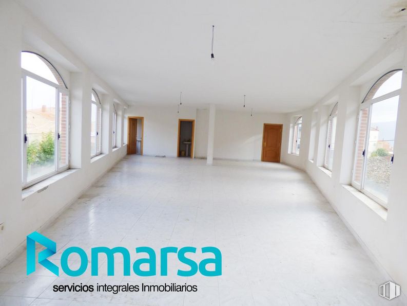 Retail for sale at Calle El Chorrito, El Barraco, Ávila, 00000 with window, property, fixture, building, wood, hall, floor, flooring, house and ceiling around