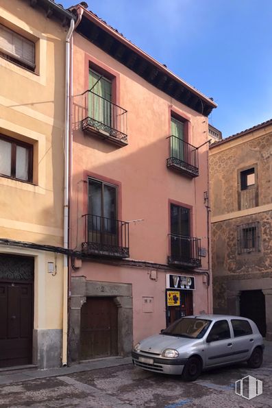 Retail for sale at Plaza Tierra, 2, Segovia, 40001 with car, window, door, building, automotive parking light, property, vehicle, sky, tire and infrastructure around