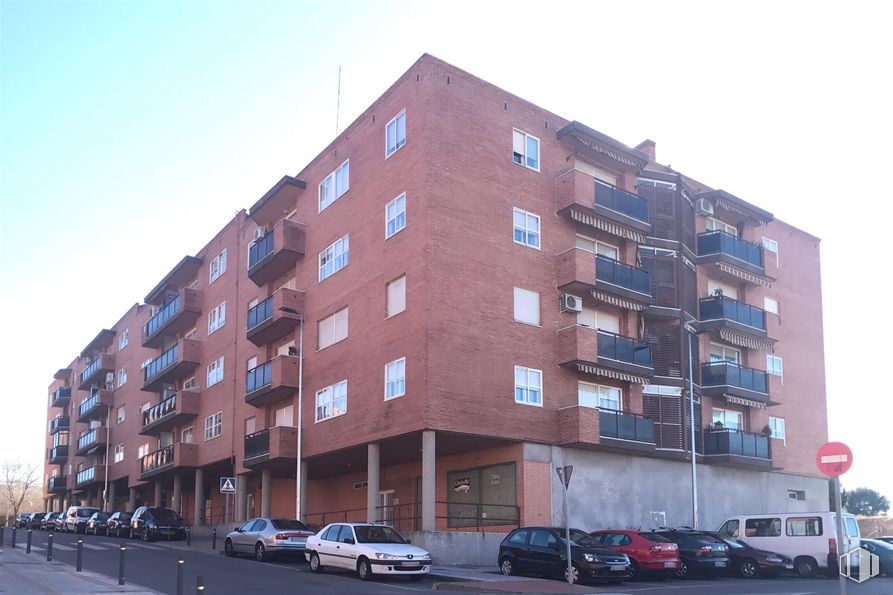 Local en venta en Calle Antonio Buero Vallejo, Guadalajara, 19004 con coche, rueda, edificio, neumático, vehículo terrestre, cielo, durante el día, vehículo, ventana y bloque de pisos alrededor