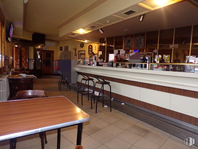 Retail for sale at Calle Convento, Tembleque, Toledo, 45780 with table, lighting, building, houseplant, wood, flooring, hardwood, varnish, ceiling and barware around