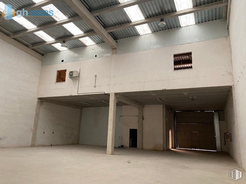 Industrial for sale at Área Industrial, Cabanillas del Campo, Guadalajara, 19171 with door, building, fixture, architecture, floor, composite material, hall, ceiling, wood and concrete around