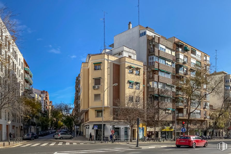 Retail for sale at Calle Embajadores, 113, Arganzuela, Madrid, 28045 with building, daytime, urban area, city, apartment, residential area, town, neighbourhood, facade and metropolitan area around