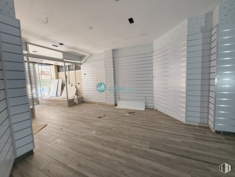 Retail for rent at Calle José Zorrilla, Segovia, 40002 with flooring, floor, wood, interior design, ceiling, composite material, wood flooring, hardwood, glass and plank around