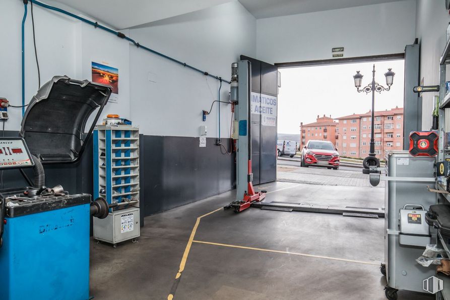 Retail for sale at Calle Manuel Gómez Moreno, Ávila, 05003 with luggage & bags, building, motor vehicle, automotive tire, automotive design, gas, vehicle, engineering, machine and service around