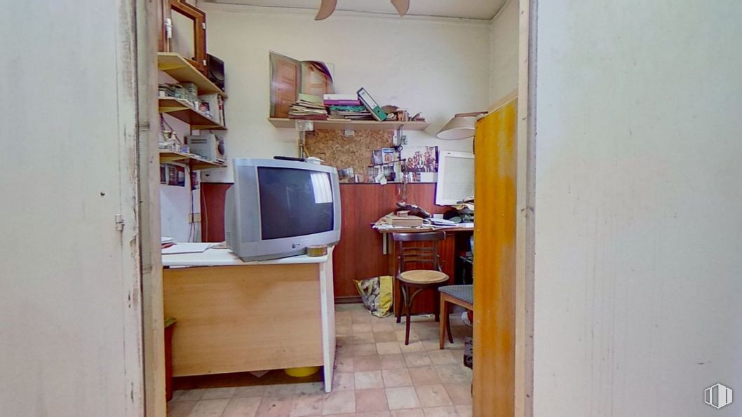 Local en alquiler y venta en Calle Santoña, 31, Usera, Madrid, 28026 con televisión, ebanistería, mueble, edificio, estante, madera, mesa, archivar, estantería y electrodoméstico alrededor