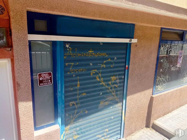 Retail for sale at Calle Guadalajara, 1, Alcorcón, Madrid, 28922 with wood, fixture, composite material, door, gas, facade, rectangle, building, electric blue and paint around