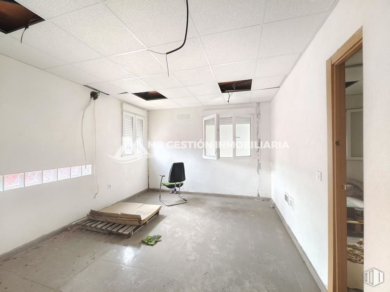 Nave en alquiler en Zona El Álamo, Fuenlabrada, Madrid, 28946 con silla, accesorio, interiorismo, suelos, suelo, pared, hall, techo, edificio y madera alrededor