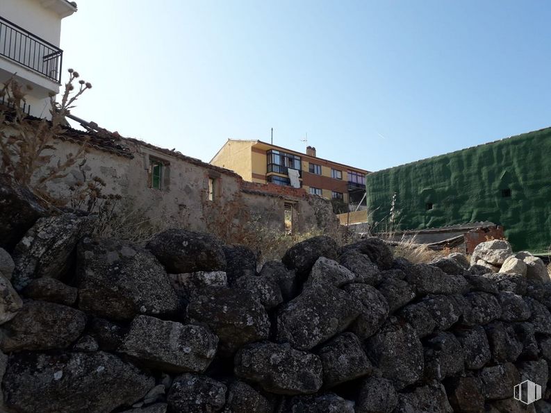 Suelo en venta en Calle Fuente Abajo, Zarzuela del Monte, Segovia, 40152 con edificio, cielo, lecho rocoso, madera, paisaje, fenómeno geológico, pared de piedra, ladrillo, historia antigua y neumático automotriz alrededor