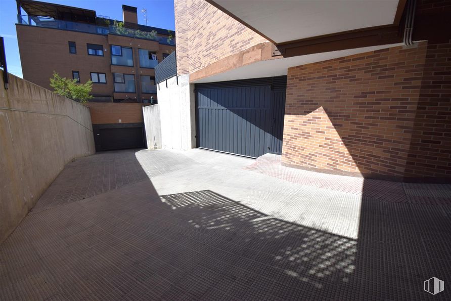 Retail for sale at Zona Evangelina Nogales de la Morena, Colmenar Viejo, Madrid, 28770 with building, road surface, shade, sky, urban design, asphalt, rectangle, floor, flooring and wood around