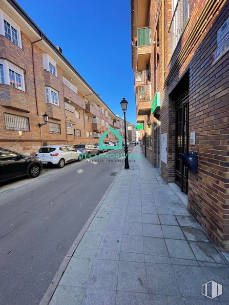 Local en alquiler en Calle Comercio, Galapagar, Madrid, 28260 con coche, edificio, cielo, ventana, neumático, superficie de la carretera, rueda, asfalto, luz de la calle y vía alrededor