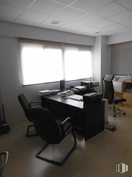 Office for sale at Zona Azucaica - Santa María de Benquerancia, Toledo, 45007 with chair, desk, window, furniture, table, property, office chair, computer desk and building, writing desk around