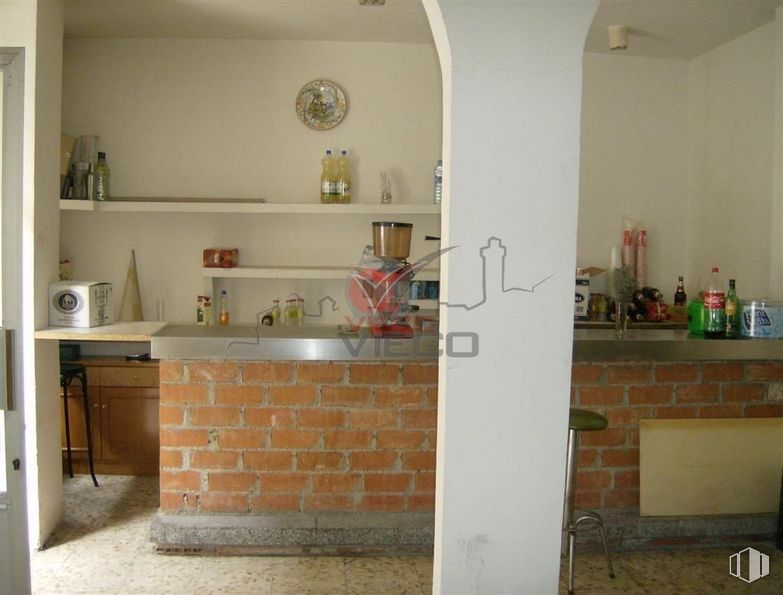 Local en venta en Zona Centro, Cuenca, 16001 con ebanistería, madera, cocina, edificio, encimera, diseño de interiores, piso, suelo, estantería y aparato de cocina alrededor