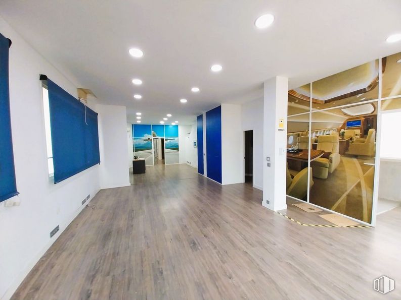 Oficina en alquiler en Calle Ángel Cavero, Hortaleza, Madrid, 28043 con edificio, accesorio, hall, madera, suelos, suelo, pared, inmobiliario, ventana y suelo laminado alrededor