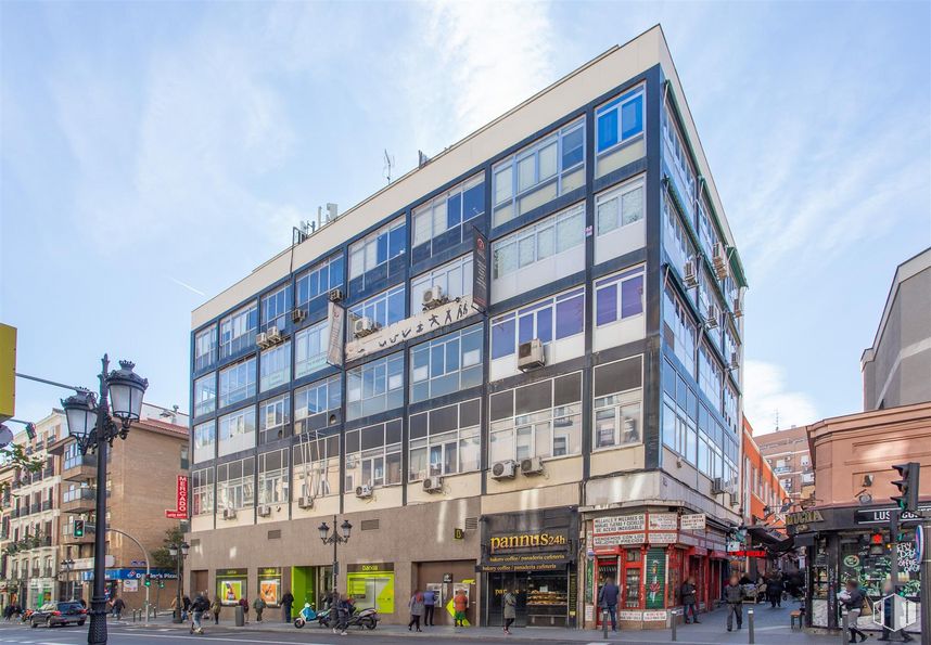 Local en venta en Calle Atocha, Centro, Madrid, 28012 con edificio, nube, cielo, ventana, diseño urbano, condominio, edificio comercial, bloque de pisos, fachada y ciudad alrededor