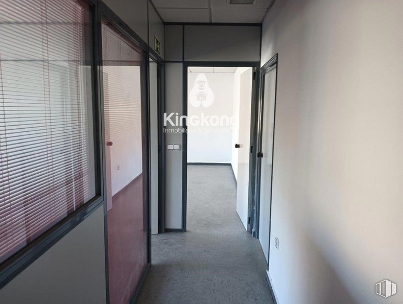 Industrial for sale at Zona industrial, Arganda del Rey, Madrid, 28500 with window blind, door, building, fixture, flooring, floor, hall, ceiling, tints and shades and glass around