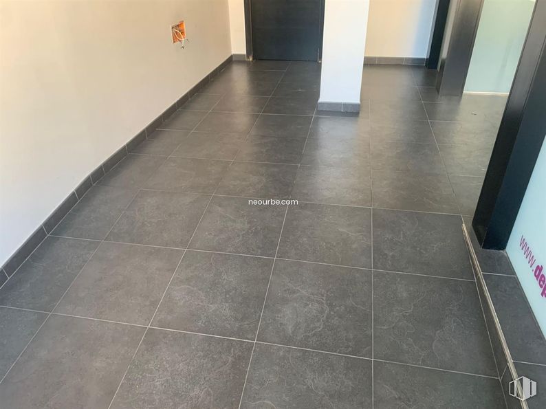 Retail for rent at Calle Agustín Rodríguez Sahagun, Ávila, 05003 with tile flooring, fixture, wood, flooring, rectangle, floor, composite material, cleanliness, building material and hardwood around