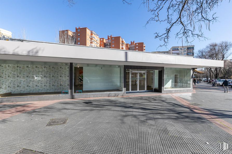 Retail for sale at Calle Méjico, Coslada, Madrid, 28820 with architecture, public space, commercial building, concrete, composite material, metropolitan area, glass, shade, engineering and sidewalk around