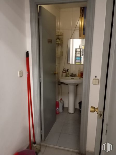 Retail for sale at Calle Dolores Barranco, Usera, Madrid, 28026 with sink, mirror, tap, property, plumbing fixture, bathroom sink, building, bathroom, toilet and fixture around