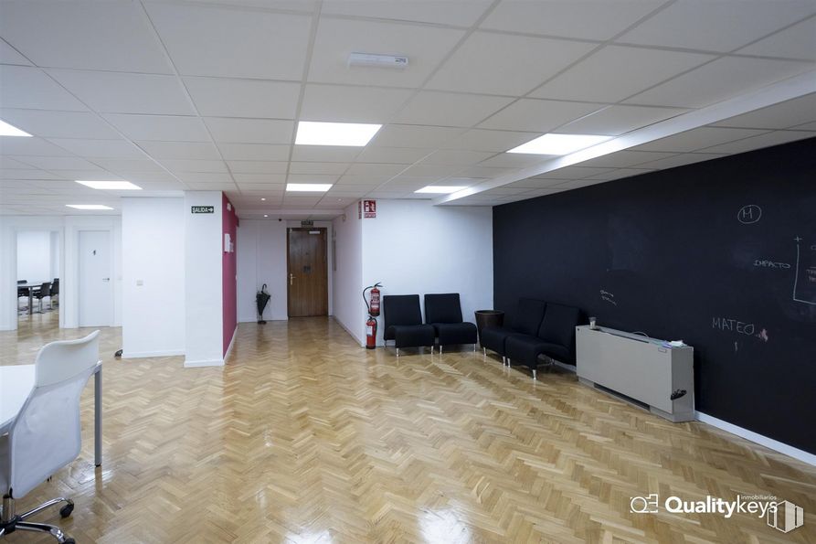 Oficina en venta en Calle Clara del Rey, Chamartín, Madrid, 28002 con sofá, edificio, hall, interiorismo, suelos, suelo, pared, techo, evento y accesorio alrededor