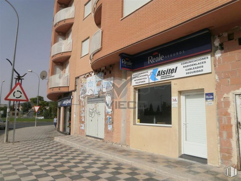 Retail for rent at Zonas Reyes Católicos, Cuenca, 16003 with door, window, building, lighting, property, street light, plant, house, neighbourhood and facade around