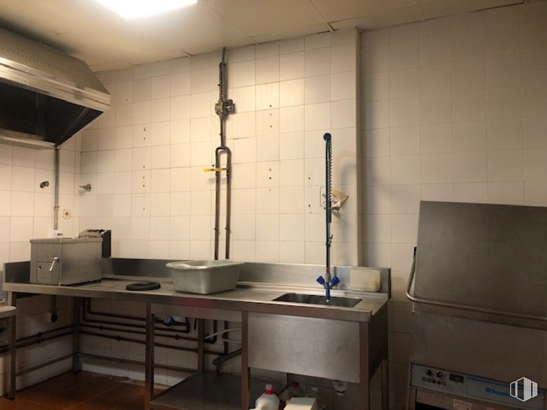 Local en alquiler y venta en Calle Eras, Villaviciosa de Odón, Madrid, 28670 con refrigerador, encimera, electrodoméstico, fregadero, ebanistería, fregadero, mesa, madera, interiorismo y cocina alrededor