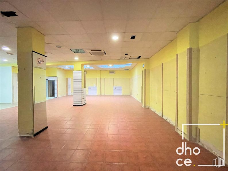 Retail for rent at Paseo Marcelino Camacho, 43, Carabanchel, Madrid, 28025 with fixture, flooring, hall, interior design, floor, ceiling, door, event, building and tile flooring around